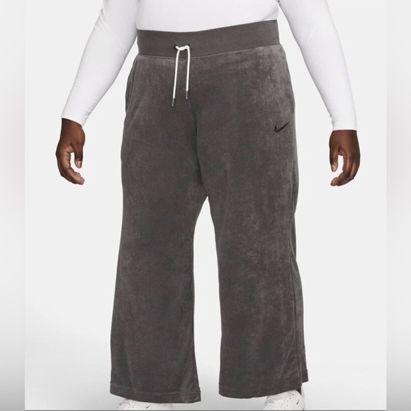 Nike Size 1X Standard Fit High Rise Full Length. New With Tags. - Picture 1 of 8